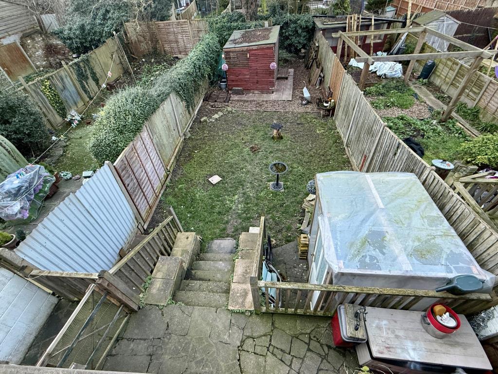Lot: 96 - FREEHOLD BLOCK OF TWO FLATS - Shared garden to rear